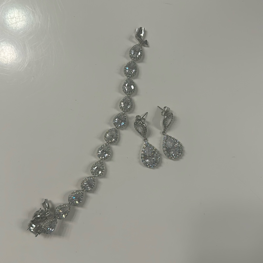 Earrings and bracelet set